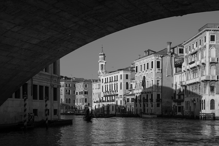 Pohled pod obloukem Ponte di Rialto